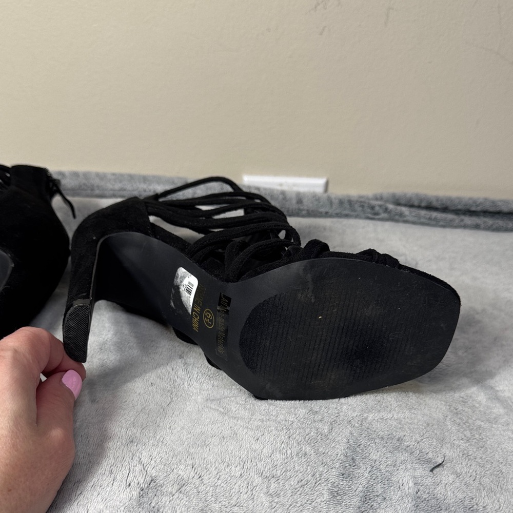 Windsor Black Faux Suede “In The Loop” Grommet Heel Booties - Size 6.5 - Picture 10 of 13